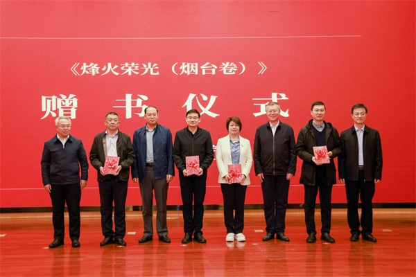 6.市委党史研究院院长李丕志、市委宣传部副部长邹德宝、市委社会工作部副部长王培杰、山东烟台干部管理学院副院长周振彦,为老兵李其寿之子李昌林、山东工商学院党委宣传部副部长姜岩、烟台市文化旅游职业学院副院长卢玲、民建烟台市委秘书长王永军赠书.jpg