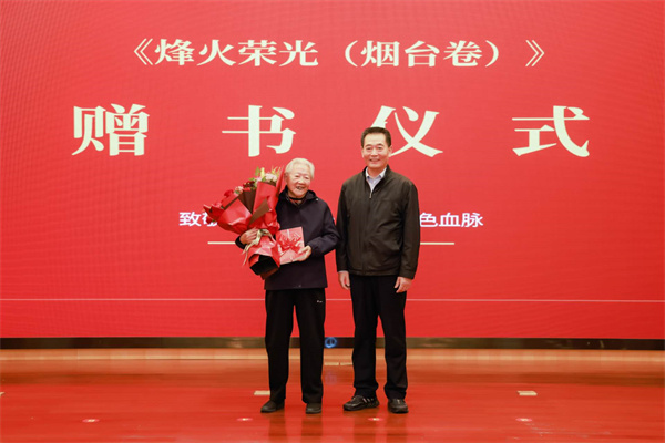5.山东省革命老区建设促进会副会长兼秘书长王波为老兵李少英赠书.jpg